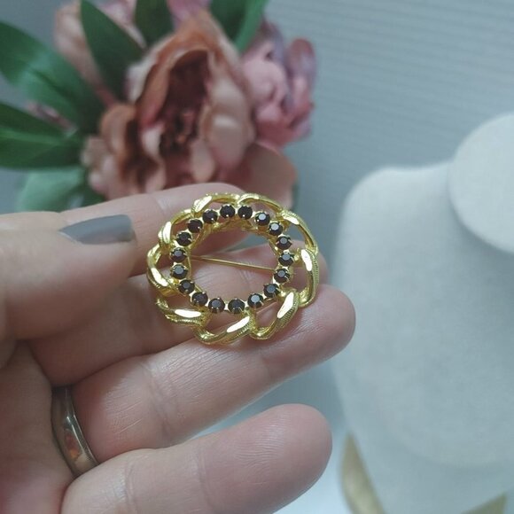 ⭐️2 For $30 / Vintage 1960s Gold Plated Garnet Rhinestone Circle Pin - Picture 4 of 7